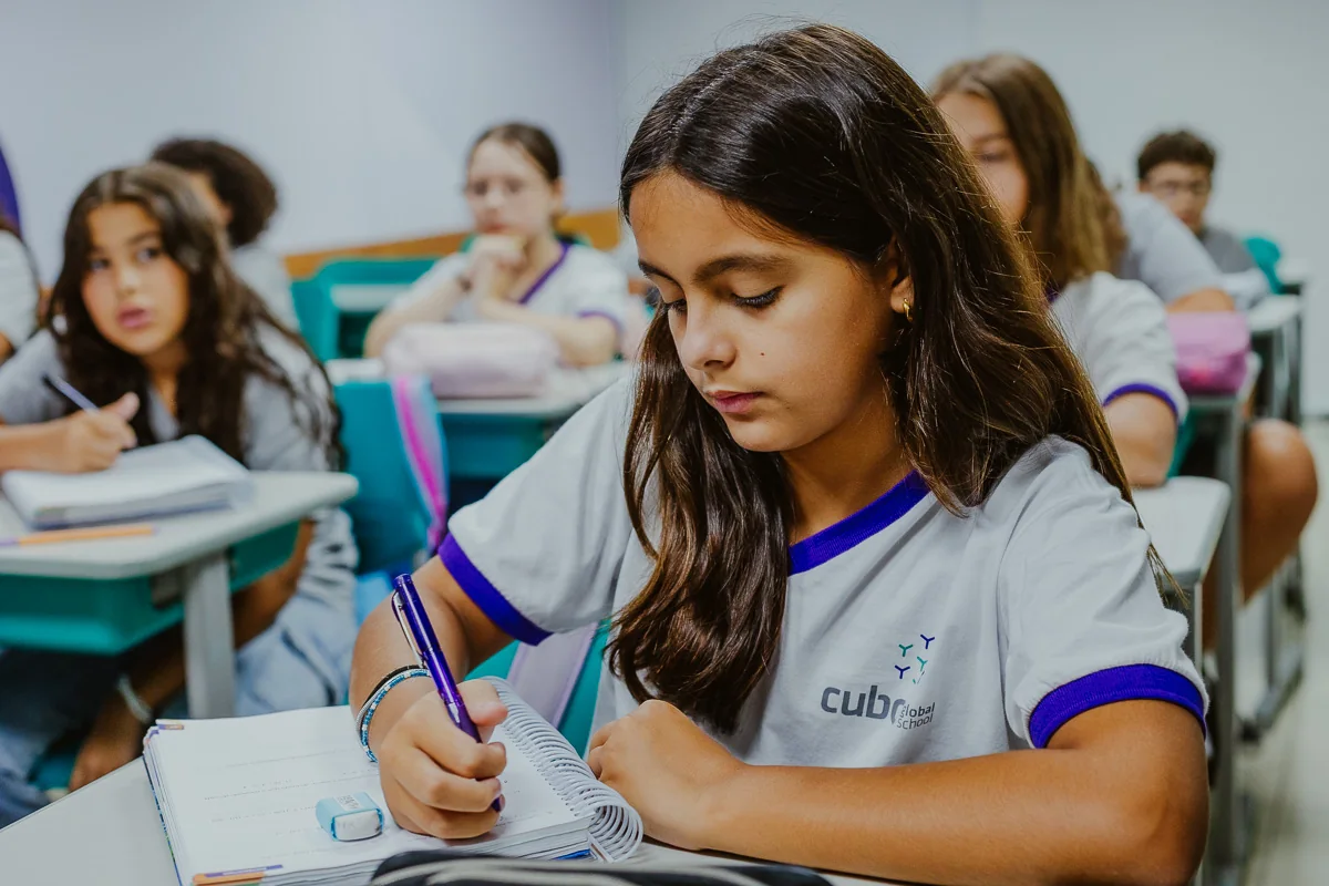 Estudante concentrada em uma atividade individual