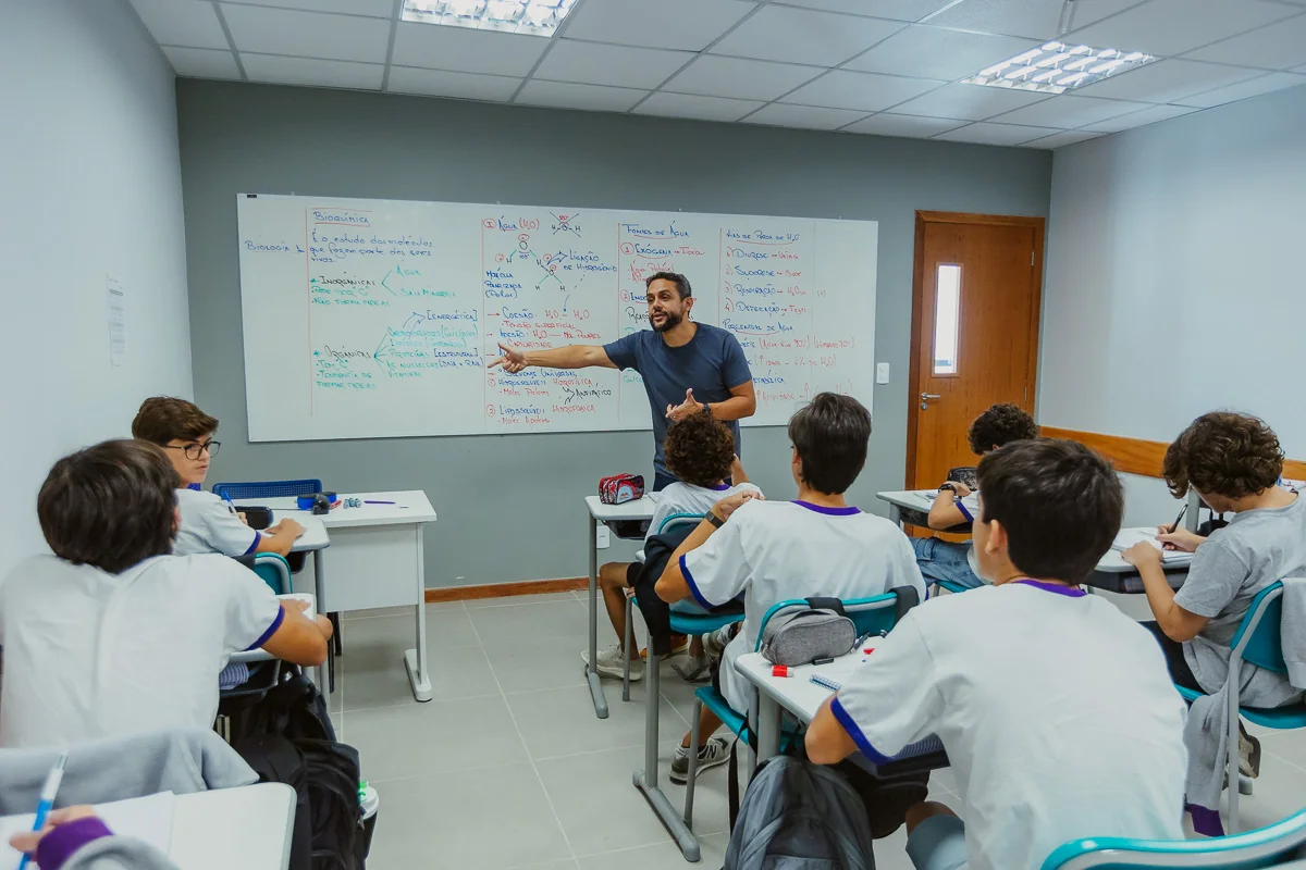 Professor conduz uma atividade com estudantes em sala de aula